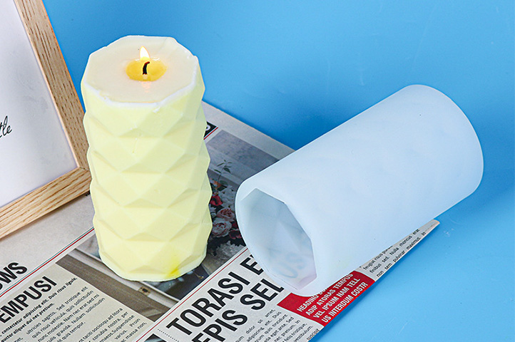 Molde silicona para velas, cilindro con diseños en flores.